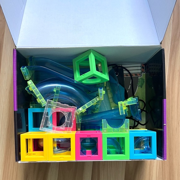 STEM kids toy, 3D magnetic building pieces and 2 wooded balls marble run toys - Picture 5 of 7